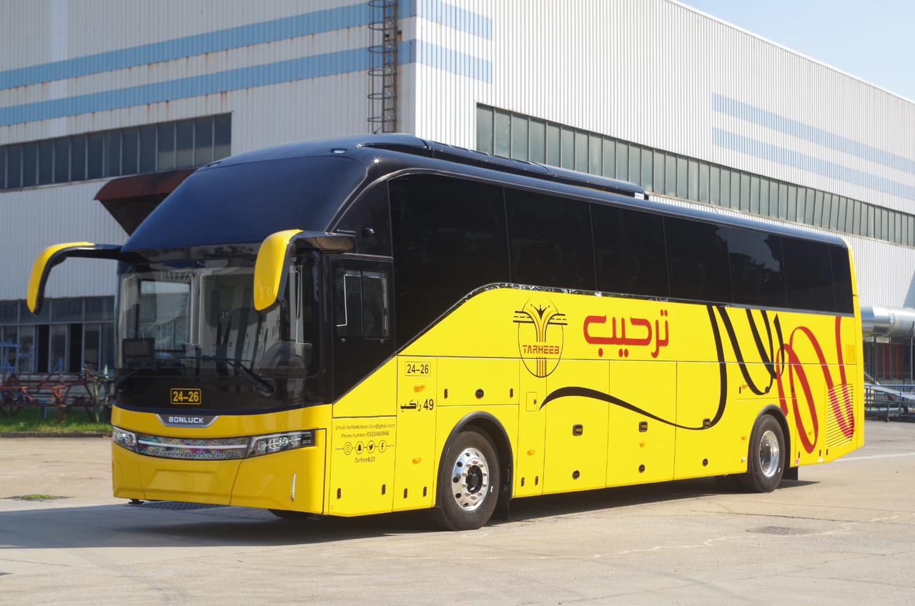 مسافرون سعداء داخل باص ترحيب